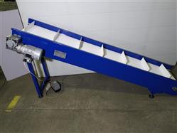 Наклонный конвейер с модульной лентой и перегородками