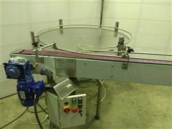 Пластинчатый конвейер и круглый накопительный стол Пластинчатый конвейер и круглый накопительный стол